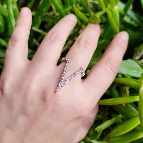 New Classic Simple Silver Rhinestone Arrow Ring Band, size 7 - Picture 7 of 8